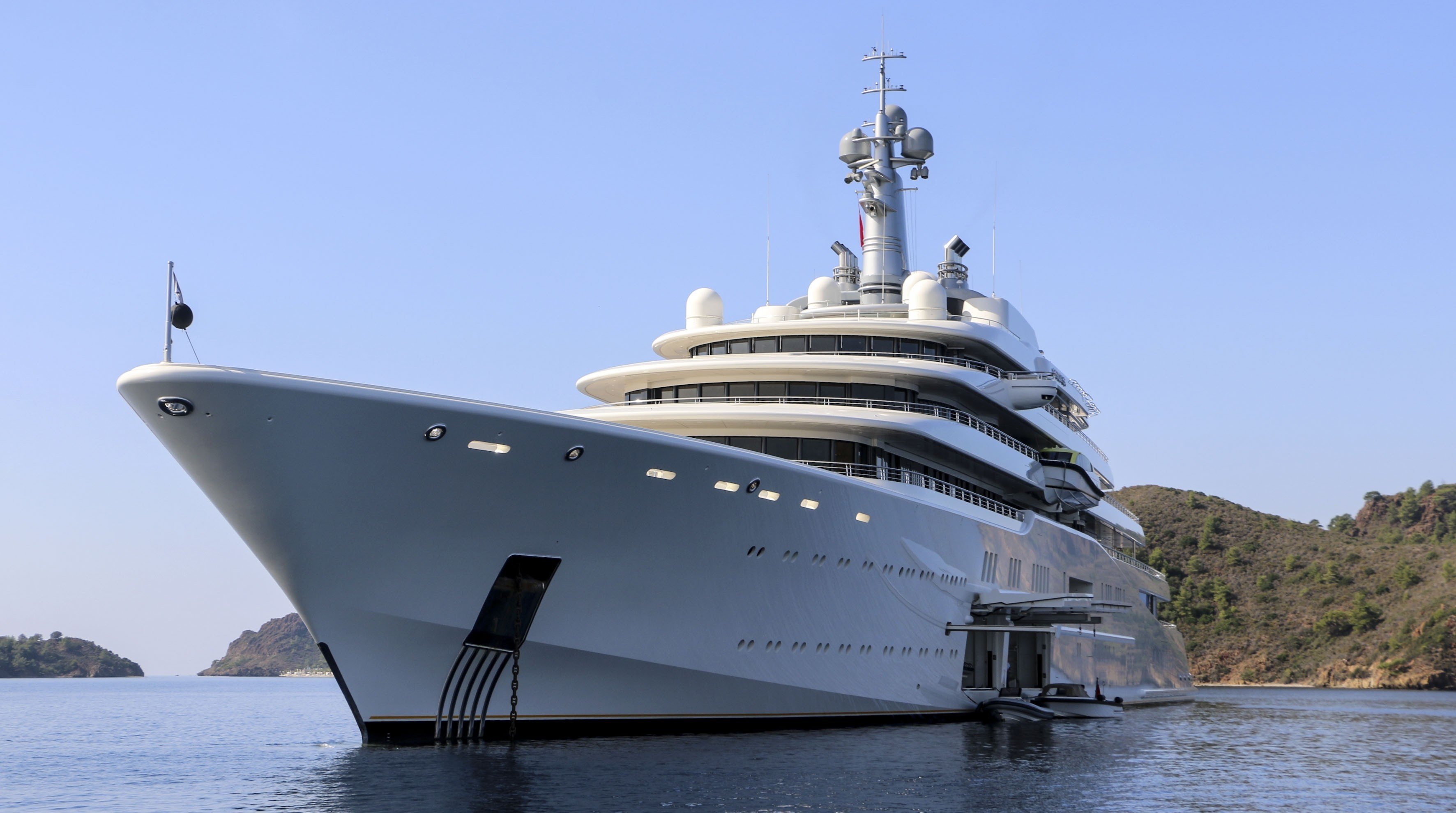 picture of big yacht